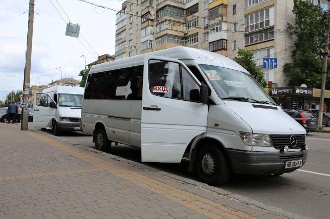 Новини Вінниці - фото з Проїзд у вінницьких маршрутках відтепер можна оплатити карткою. Перевірили, як це працює