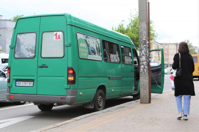 Новини Вінниці - фото з Проїзд у вінницьких маршрутках відтепер можна оплатити карткою. Перевірили, як це працює