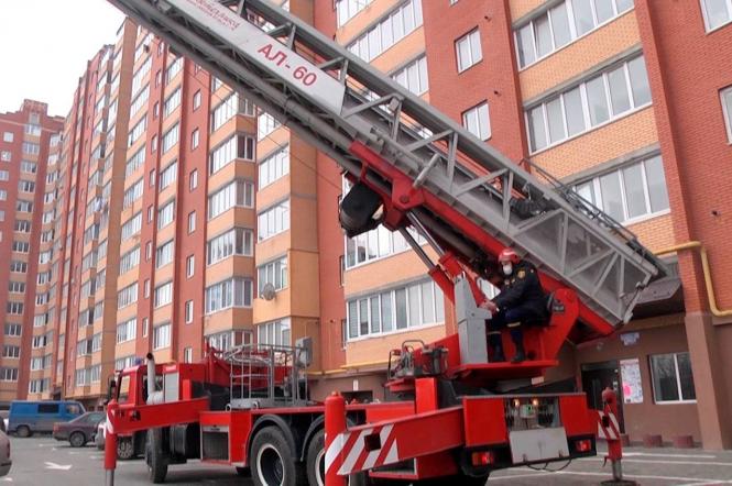 Новини Хмельницького - фото з Пожежа на 10+ поверсі у Хмельницькому: чи є чим її гасити? На зображенні може бути: одна або кілька осіб та транспортное средство