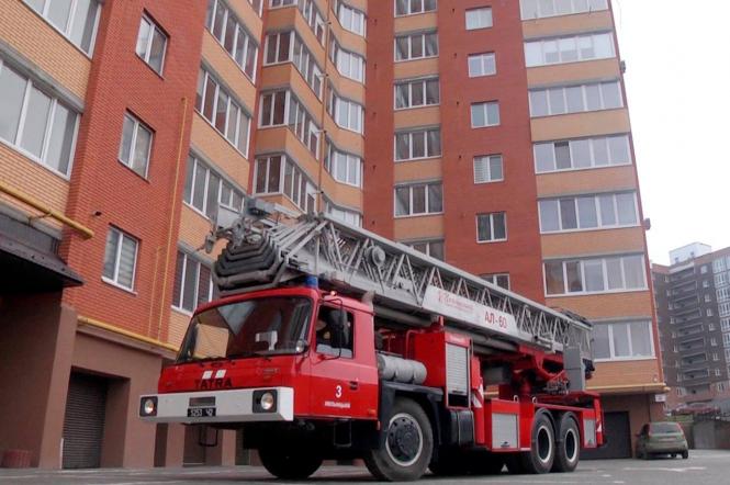 Новини Хмельницького - фото з Пожежа на 10+ поверсі у Хмельницькому: чи є чим її гасити? На зображенні може бути: транспортное средство