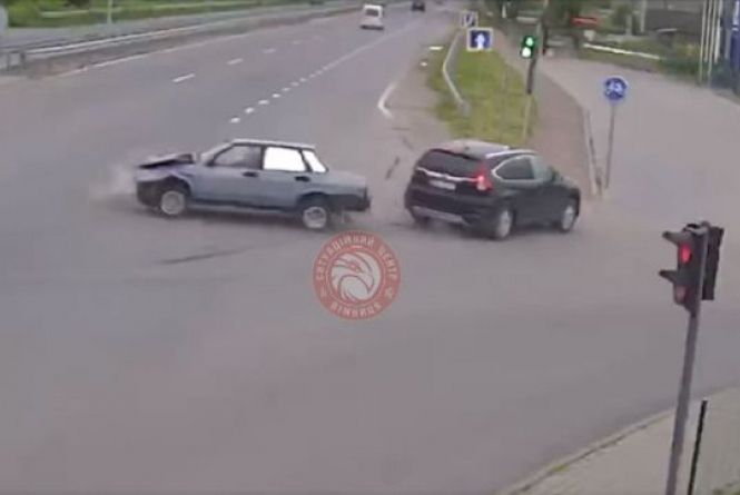 Від удару машину розвернуло. На Немирівському шосе сталася аварія