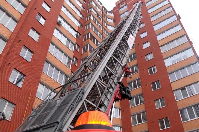 Новини Хмельницького - фото з Пожежа на 10+ поверсі у Хмельницькому: чи є чим її гасити? На зображенні може бути: одна або кілька осіб та здания