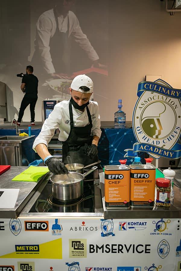 На зображенні може бути: 1 особа та у приміщенні