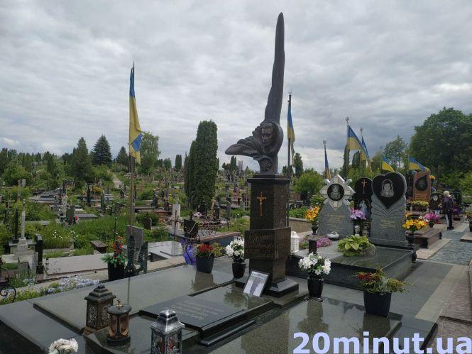 Новини Тернополя - фото з Які Герої спочивають на Микулинецькому цвинтарі та як виглядають їхні поховання (ФОТО)