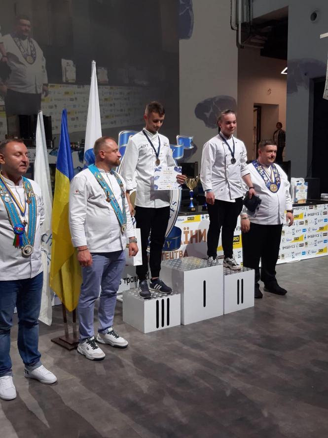 На зображенні може бути: одна або кілька осіб, люди стоять та у приміщенні