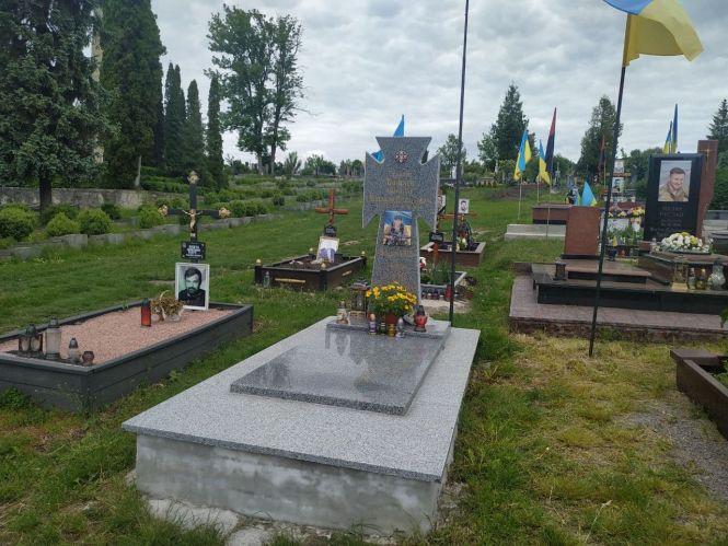 Новини Тернополя - фото з Які Герої спочивають на Микулинецькому цвинтарі та як виглядають їхні поховання (ФОТО)