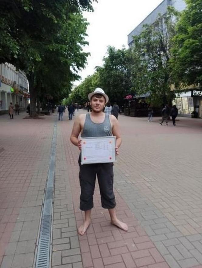 Новини Хмельницького - фото з Босий Валентин щодня співає на “стометрівці” і збирає гроші. Для чого?