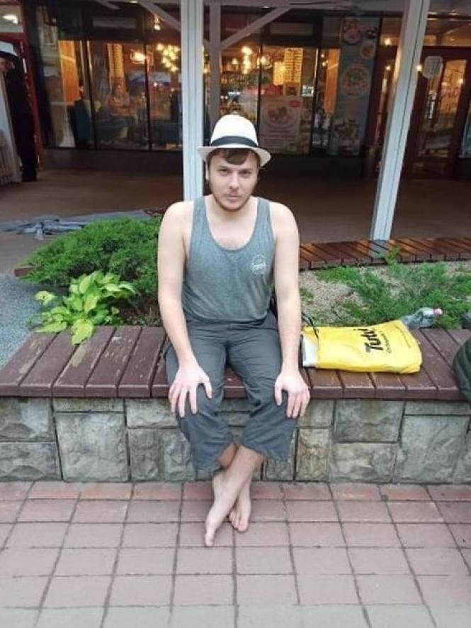 Новини Хмельницького - фото з Босий Валентин щодня співає на “стометрівці” і збирає гроші. Для чого?