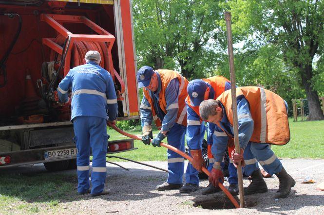 Новини Тернополя - фото з Витягуємо светри і не тільки: тернополянин розповів, як це — чистити каналізацію (ВІДЕО)