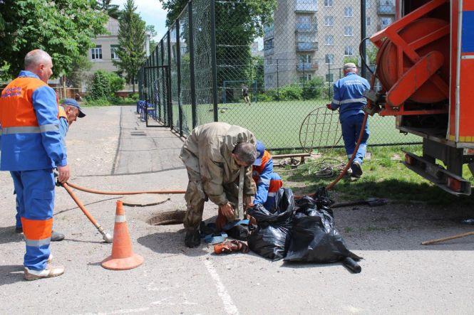 Новини Тернополя - фото з Витягуємо светри і не тільки: тернополянин розповів, як це — чистити каналізацію (ВІДЕО)