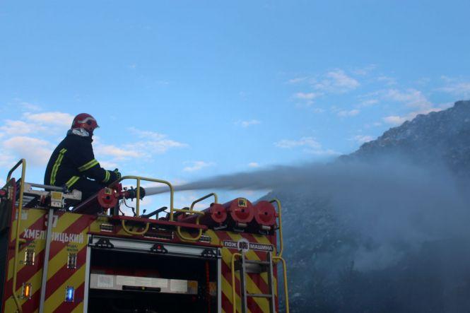 Новини Хмельницького - фото з Під ранок горіло хмельницьке сміттєзвалище: пожежу гасили 15 рятувальників