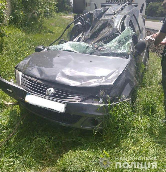 Новини Вінниці - фото з На Вінниччині іномарка Renault злетіла в кювет. Водійка загинула дорогою до лікарні