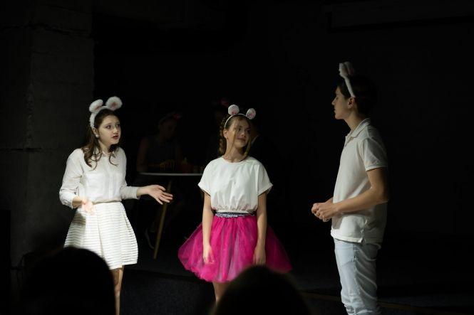 Новини Вінниці - фото з Вінницькі школярі презентували у «Квадраті» виставу про стосунки поколінь