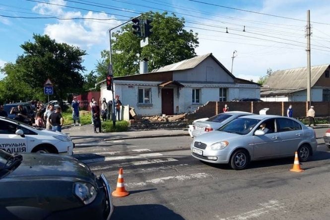 Новини Вінниці - фото з ДТП на Лялі Ратушної. Від удару «Фіат» влетів у паркан будинку