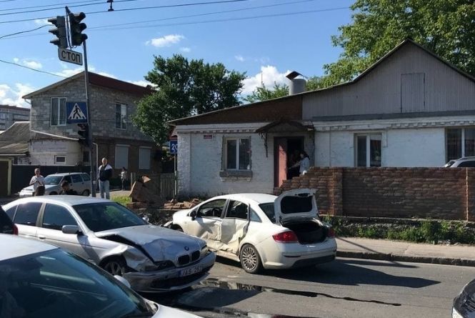Новини Вінниці - фото з ДТП на Лялі Ратушної. Від удару «Фіат» влетів у паркан будинку