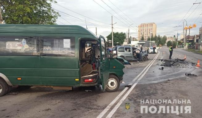 Новини Вінниці - фото з Смертельна аварія на Лебединського: водій на Citroen врізався у маршрутку