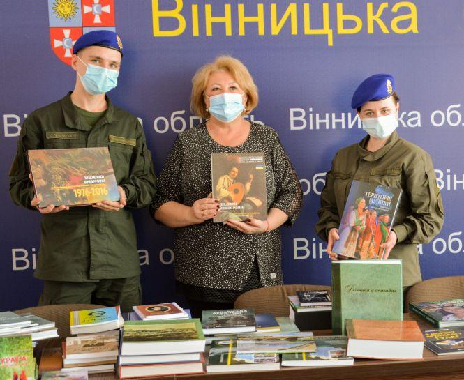 Новини Вінниці - фото з «Військовий прочитав 18 книг за півтора року служби». Незвичний подарунок отримали гвардійці