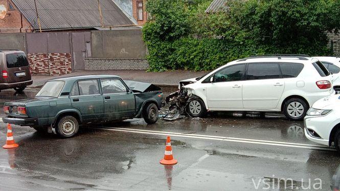 Новини Хмельницького - фото з Поліцейські потрапили в ДТП на Толстого. Зі службового авто зняли номери (ФОТО)