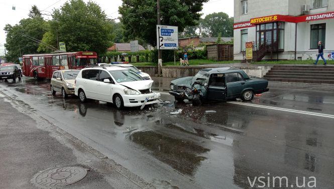 Новини Хмельницького - фото з Поліцейські потрапили в ДТП на Толстого. Зі службового авто зняли номери (ФОТО)