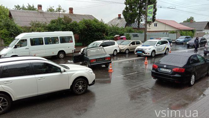 Новини Хмельницького - фото з Поліцейські потрапили в ДТП на Толстого. Зі службового авто зняли номери (ФОТО)