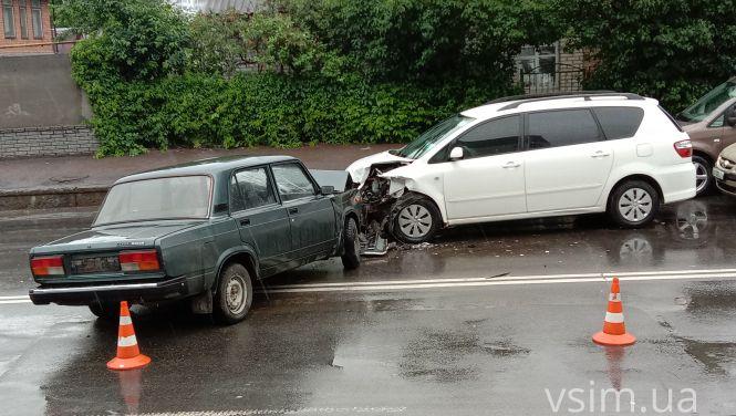 Новини Хмельницького - фото з Поліцейські потрапили в ДТП на Толстого. Зі службового авто зняли номери (ФОТО)