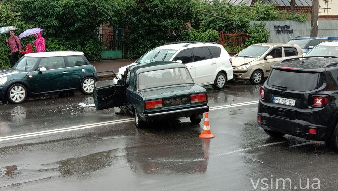 Новини Хмельницького - фото з Поліцейські потрапили в ДТП на Толстого. Зі службового авто зняли номери (ФОТО)