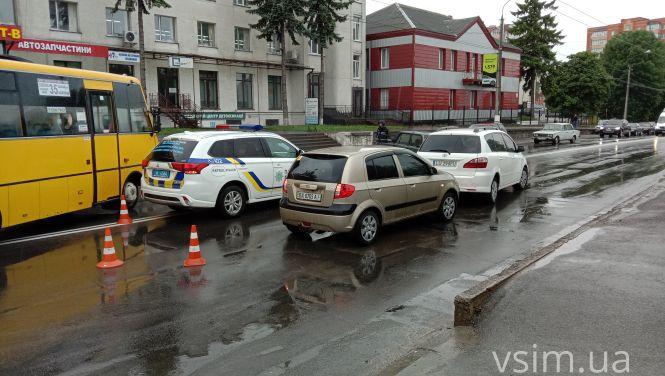 Новини Хмельницького - фото з Поліцейські потрапили в ДТП на Толстого. Зі службового авто зняли номери (ФОТО)