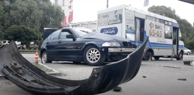 Новини Хмельницького - фото з На Свободи зіткнулися "BMW" і маршрутка №30. Госпіталізували водія і пасажирів (ВІДЕО)