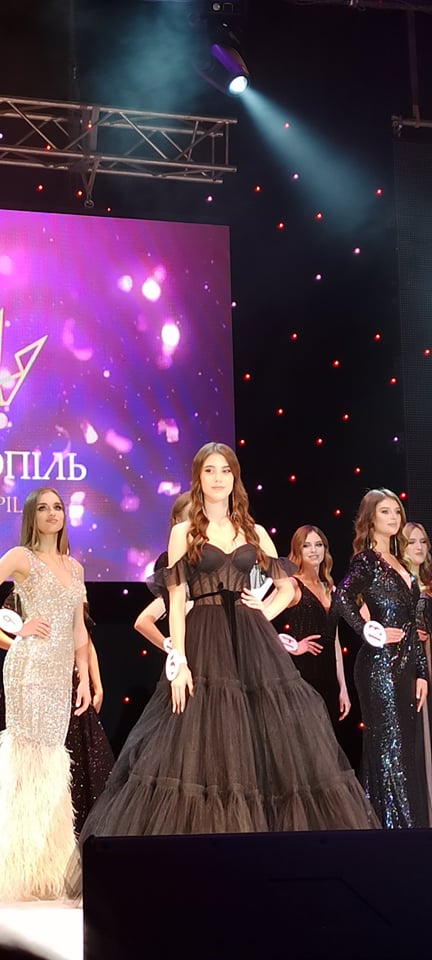 Новини Тернополя - фото з Корону "Міс Тернопіль-2021" отримала Марта Резніченко. Кого ще нагородили? (ФОТО) Немає опису.