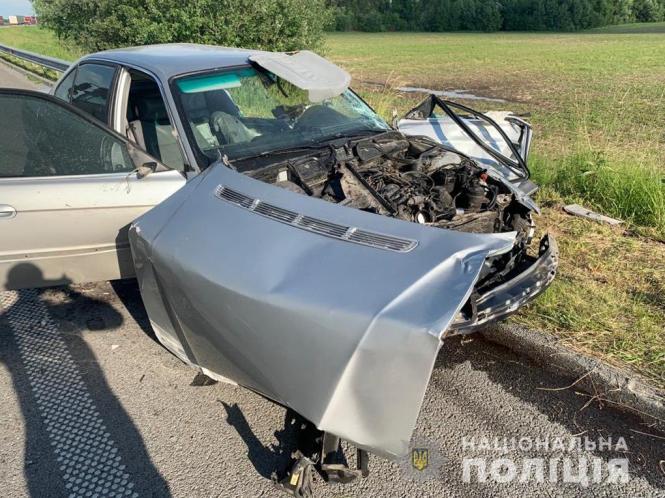 Новини Житомира - фото з На трасі Київ-Чоп «BMW» влетів у фуру: водій легковика - в реанімації
