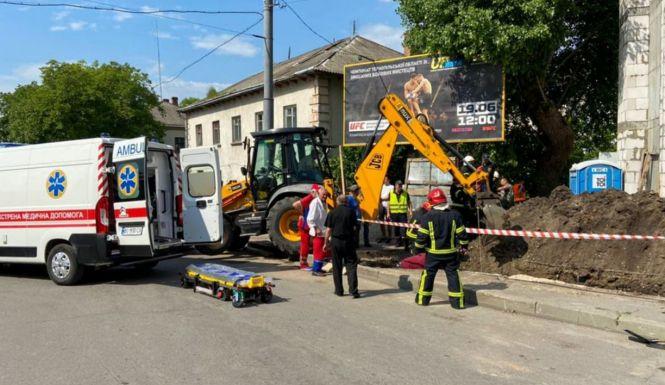Новини Тернополя - фото з Біля «Авалону» чоловік впав у яму і його засипало землею. Що відомо? (ОНОВЛЕНО)
