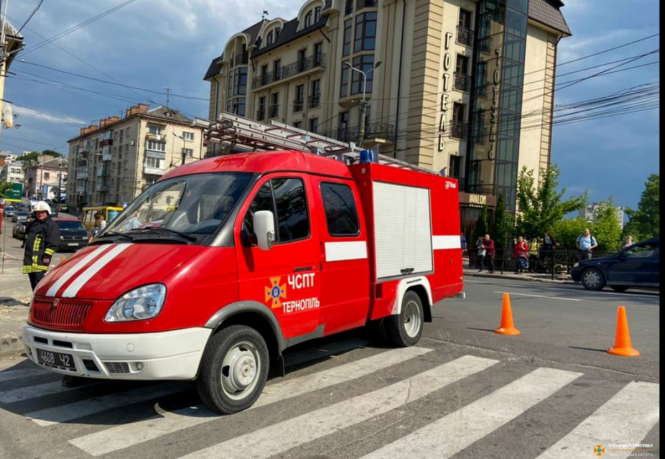 Новини Тернополя - фото з Біля «Авалону» чоловік впав у яму і його засипало землею. Що відомо? (ОНОВЛЕНО)