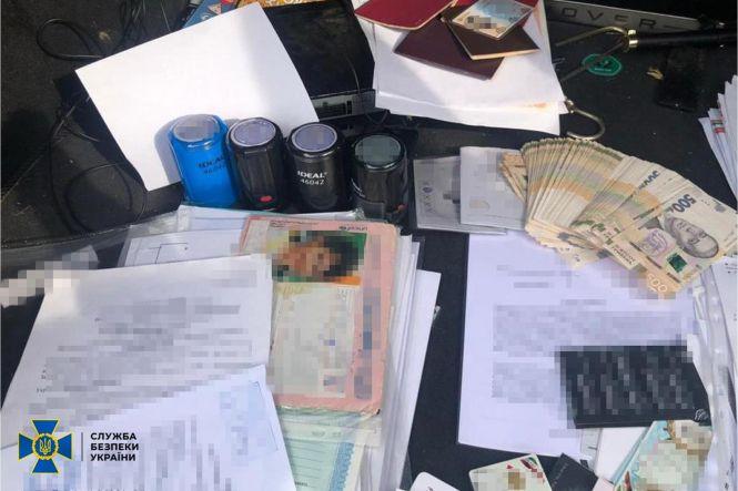 Новини Житомира - фото з Контррозвідка СБУ викрила нову схему легалізації іноземців в Україні: будівельна фірма у Житомирі готувала документи для «гастарбайтерів»