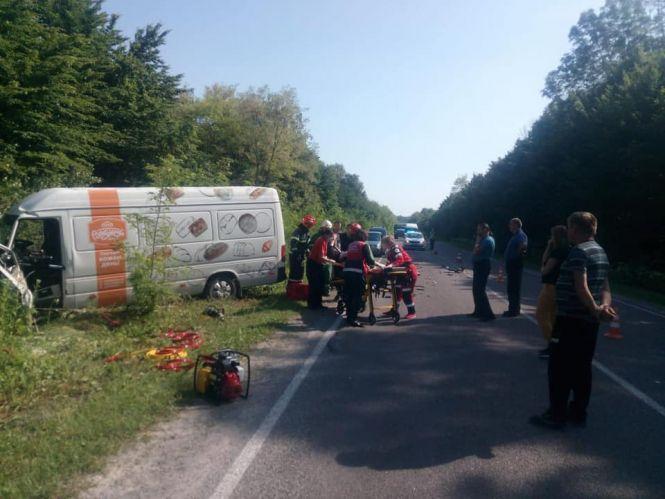 Новини Тернополя - фото з На дорозі Кременець-Почаїв зіткнулися два автомобілі. Одного з водіїв виймали рятувальники (ФОТО)