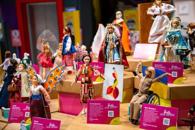 Новини Вінниці - фото з Від Роксолани до Alyona Alyona. У Вінниці відкрили виставку відомих українок в образі Барбі