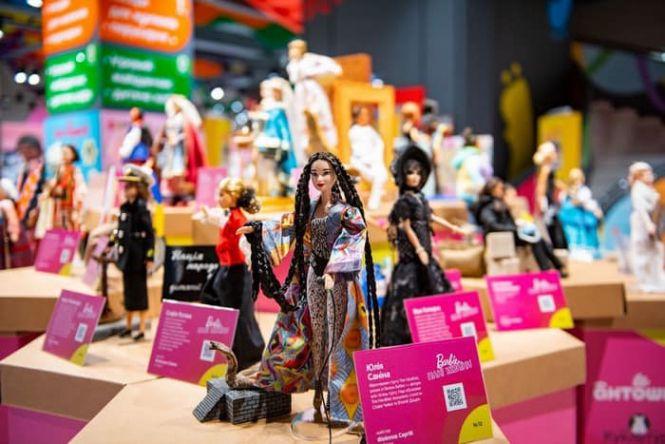 Новини Вінниці - фото з Від Роксолани до Alyona Alyona. У Вінниці відкрили виставку відомих українок в образі Барбі