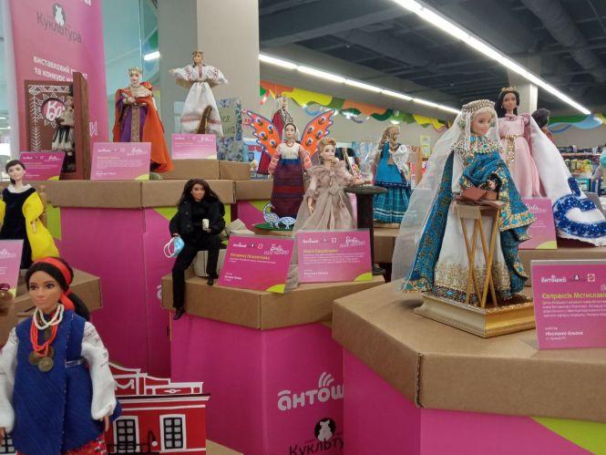 Новини Вінниці - фото з Від Роксолани до Alyona Alyona. У Вінниці відкрили виставку відомих українок в образі Барбі