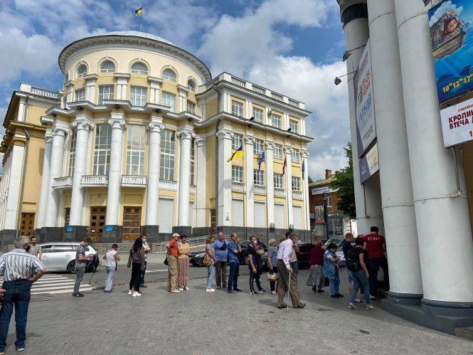 Новини Вінниці - фото з Фото дня. До центру вакцинації проти COVID-19 стоїть величезна черга