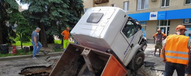У Житомирі на майдані Соборному вантажівка провалилася під асфальт