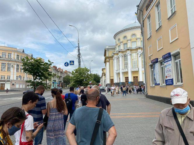 Новини Вінниці - фото з Фото дня. До центру вакцинації проти COVID-19 стоїть величезна черга