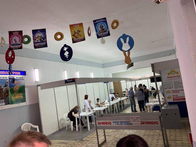 Новини Вінниці - фото з Фото дня. До центру вакцинації проти COVID-19 стоїть величезна черга