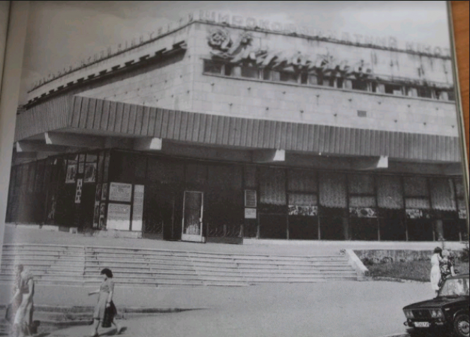 Новини Тернополя - фото з Циганський табір, великі черги, торговий центр під турецькою назвою. Яким був культовий кінотеатр «Україна» і хто його знищив?