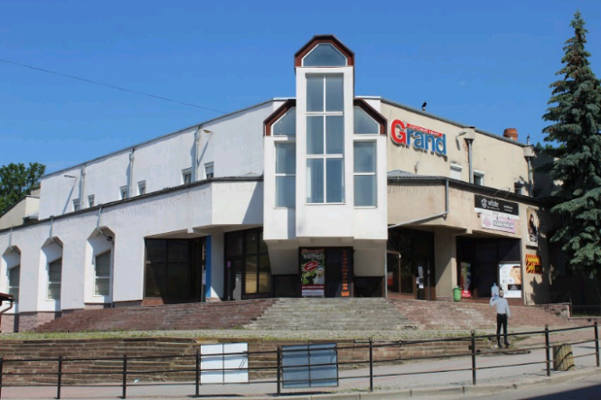 Новини Тернополя - фото з Циганський табір, великі черги, торговий центр під турецькою назвою. Яким був культовий кінотеатр «Україна» і хто його знищив?