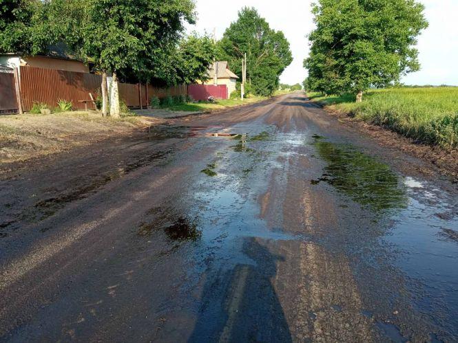 Новини Вінниці - фото з «На вигляд рідина чорна, густа і смердюча…» Чим залило трасу Тульчин-Ладижин? (ОНОВЛЕНО)