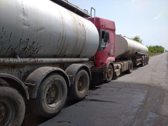 Новини Вінниці - фото з «На вигляд рідина чорна, густа і смердюча…» Чим залило трасу Тульчин-Ладижин? (ОНОВЛЕНО)