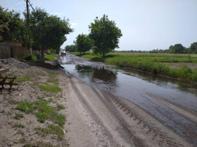 Новини Вінниці - фото з «На вигляд рідина чорна, густа і смердюча…» Чим залило трасу Тульчин-Ладижин? (ОНОВЛЕНО)