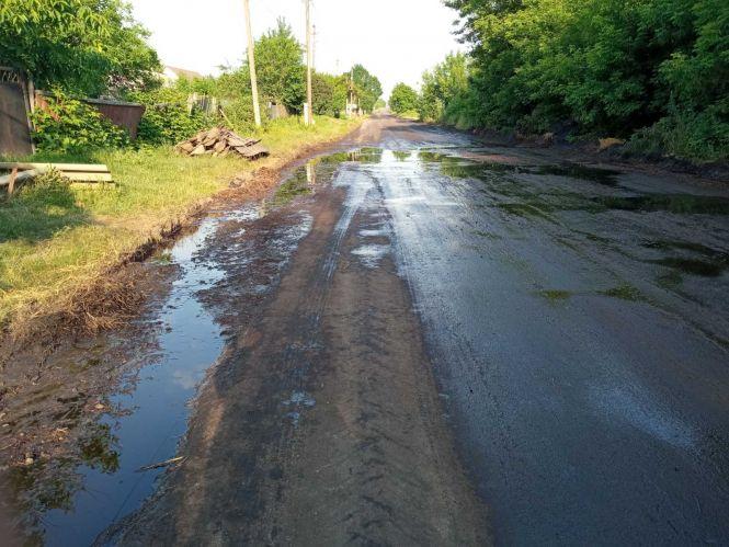 Новини Вінниці - фото з «На вигляд рідина чорна, густа і смердюча…» Чим залило трасу Тульчин-Ладижин? (ОНОВЛЕНО)