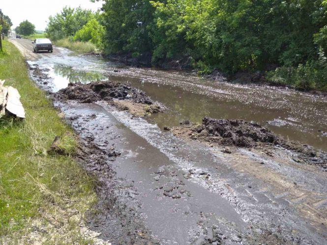 Новини Вінниці - фото з «На вигляд рідина чорна, густа і смердюча…» Чим залило трасу Тульчин-Ладижин? (ОНОВЛЕНО)