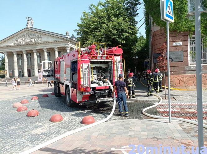 Новини Тернополя - фото з У Центрі пожежа, горить етно-бар "Коловорот". Що відомо?