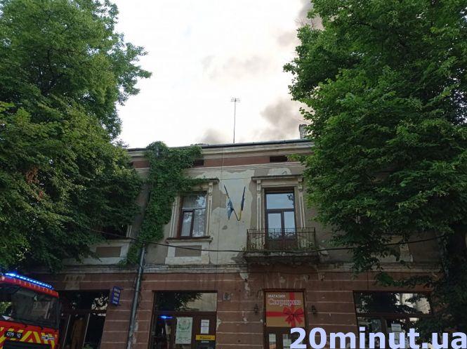 Новини Тернополя - фото з У Центрі пожежа, горить етно-бар "Коловорот". Що відомо?